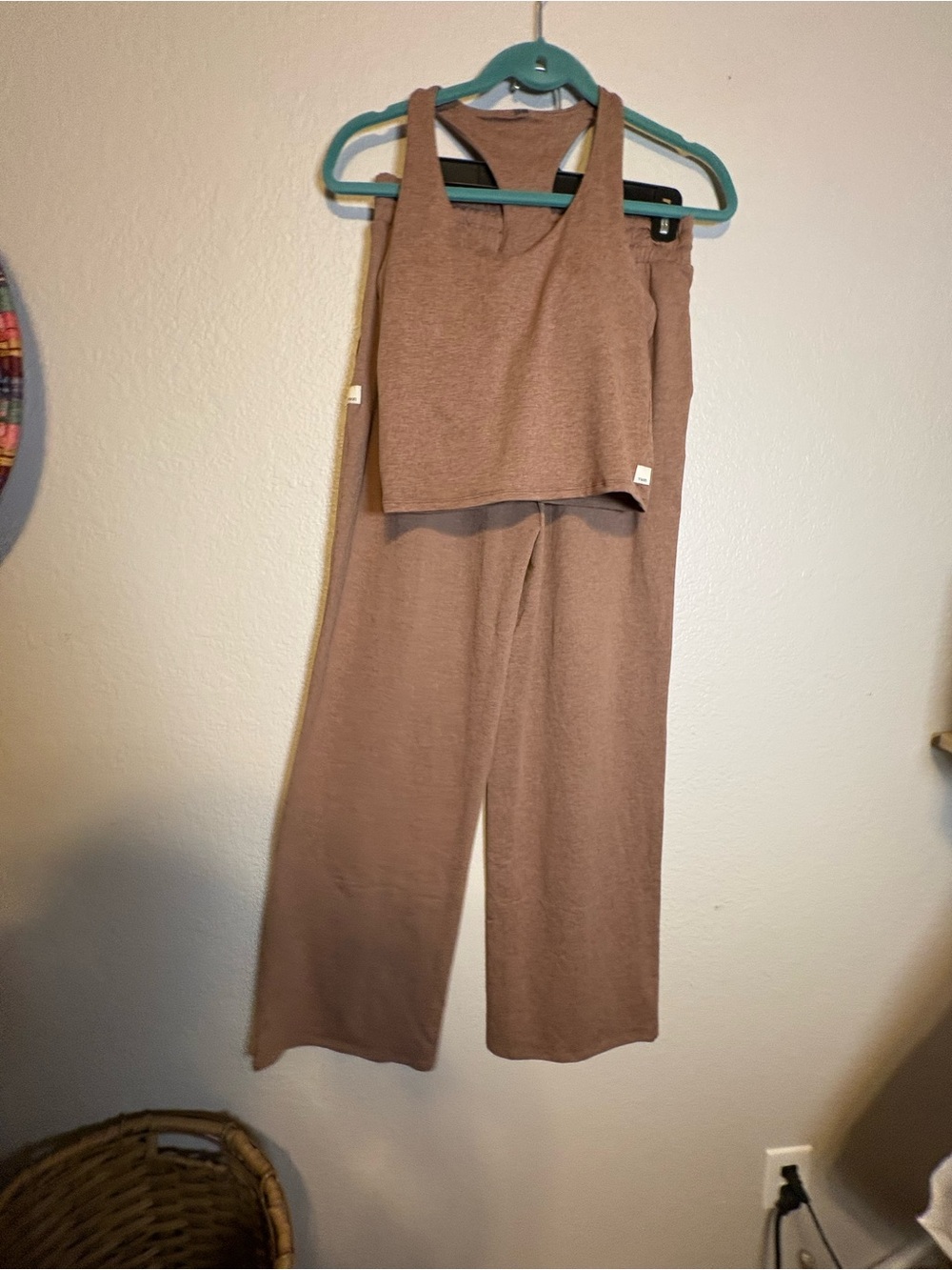 SET Vuori Halo Essential Wideleg Pant & Performance Halo Crop 2.0 Built in Bra